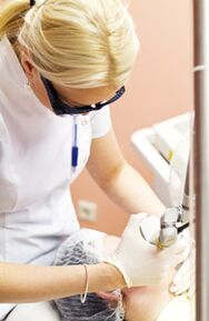 Лекар праводзіць працэдуру фототермолиза